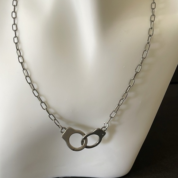 BRANDY MELVILLE HANDCUFF SILVER NECKLACE - Picture 4 of 8